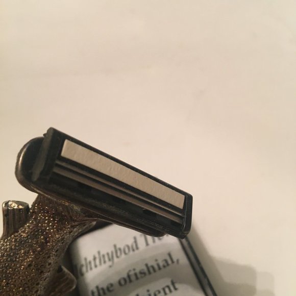 Vintage trout razor and Decorative Plate for Automobiles - Picture 9 of 15